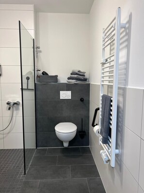 Shower, hair dryer, towels, soap - Charming Homes - Studio 10 (Weyhausen)