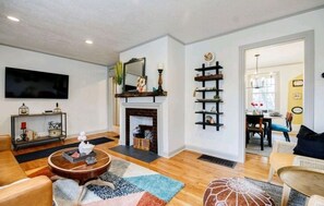 Una televisión, una oficina