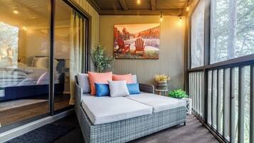 3 bedrooms, desk, iron/ironing board, travel crib