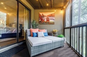 3 habitaciones, escritorio y tabla de planchar con plancha 