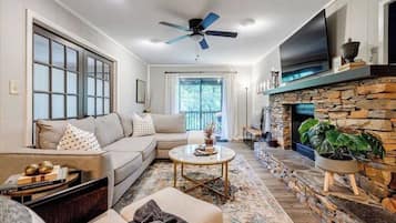 电视、壁炉、桌上足球、立体声音响