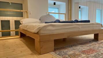 1 slaapkamer, een bureau, een strijkplank/strijkijzer, wifi