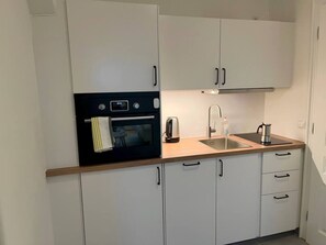 ثلاجة، ماكينة لصنع القهوة/الشاي، مستلزمات طهي/أطباق/أوعية