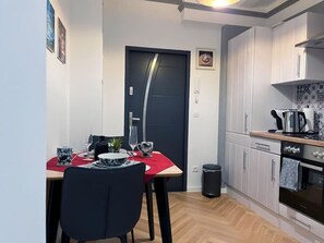 Refrigerador, microondas, lavavajillas y cafetera y tetera 