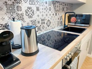 Refrigerador, microondas, lavavajillas y cafetera y tetera 