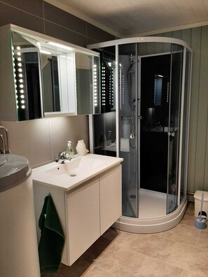 Douche, serviettes fournies, papier de toilette