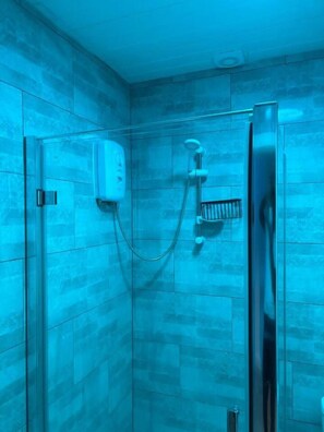 Apartment | Bathroom | Shower, towels - Apartment in Leeds Close to City Centre (Leeds)