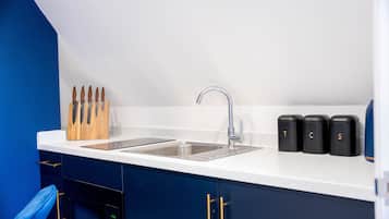 Apartemen Premium, 1 Tempat Tidur King, dapur kecil, pemandangan laut | Kamar mandi | Shower, pancuran hujan, perlengkapan mandi desainer, dan handuk