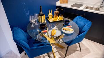 Apartemen Premium, 1 Tempat Tidur King, dapur kecil, pemandangan laut | Dapur pribadi | Lemari es kecil, microwave, oven, dan kompor