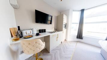 Luxury Apartment, 1 Double Bed, Kitchenette | Private kitchen | Mini-fridge, microwave, oven, stovetop