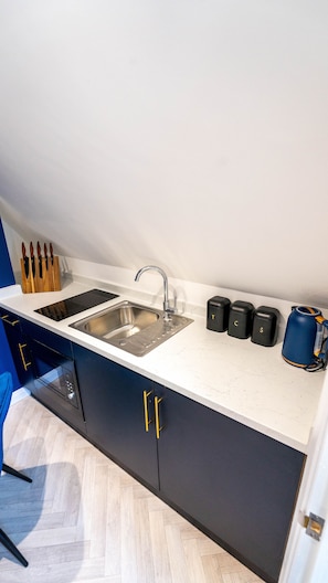 Apartament prèmium, 1 llit de matrimoni gran, cuina bàsica, vistes al mar | Cuina privada | Frigorífic petit, microones, forn i placa de cuina