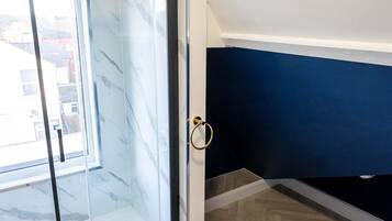 Apartemen Premium, 1 Tempat Tidur King, dapur kecil, pemandangan laut | Kamar mandi | Shower, pancuran hujan, perlengkapan mandi desainer, dan handuk