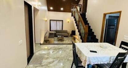 Adhiraj Villa is a luxurious villa located in Panchgani-Mahabaleshwar Road.