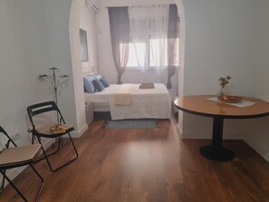 1 bedroom, WiFi, bed sheets - Mihal Popi Apartment (Tirana)