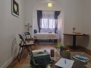 1 chambre, bureau, fer et planche à repasser, Wi-Fi gratuit