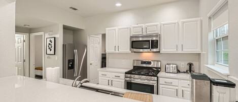 冰箱、微波炉、烤箱、洗碗机