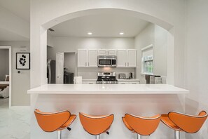 Réfrigérateur, micro-ondes, four, lave-vaisselle