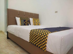 Desk, laptop workspace, bed sheets - SPOT ON 93478 Amanda Residence Syariah (Palembang)