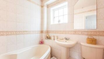 Sèche-cheveux, serviettes fournies, savon, papier toilette