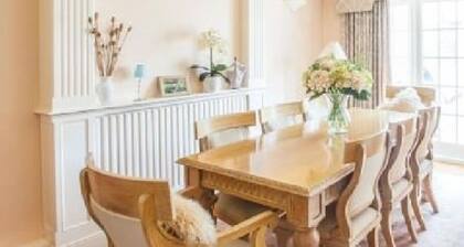 Cheerful 3 bedroom house with generous rear garden in Canterbury