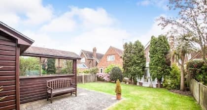 Cheerful 3 bedroom house with generous rear garden in Canterbury