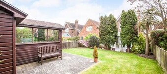 Cheerful 3 bedroom house with generous rear garden in Canterbury