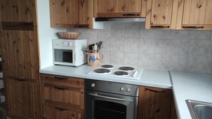 Réfrigérateur, micro-ondes, plaque de cuisson, lave-vaisselle