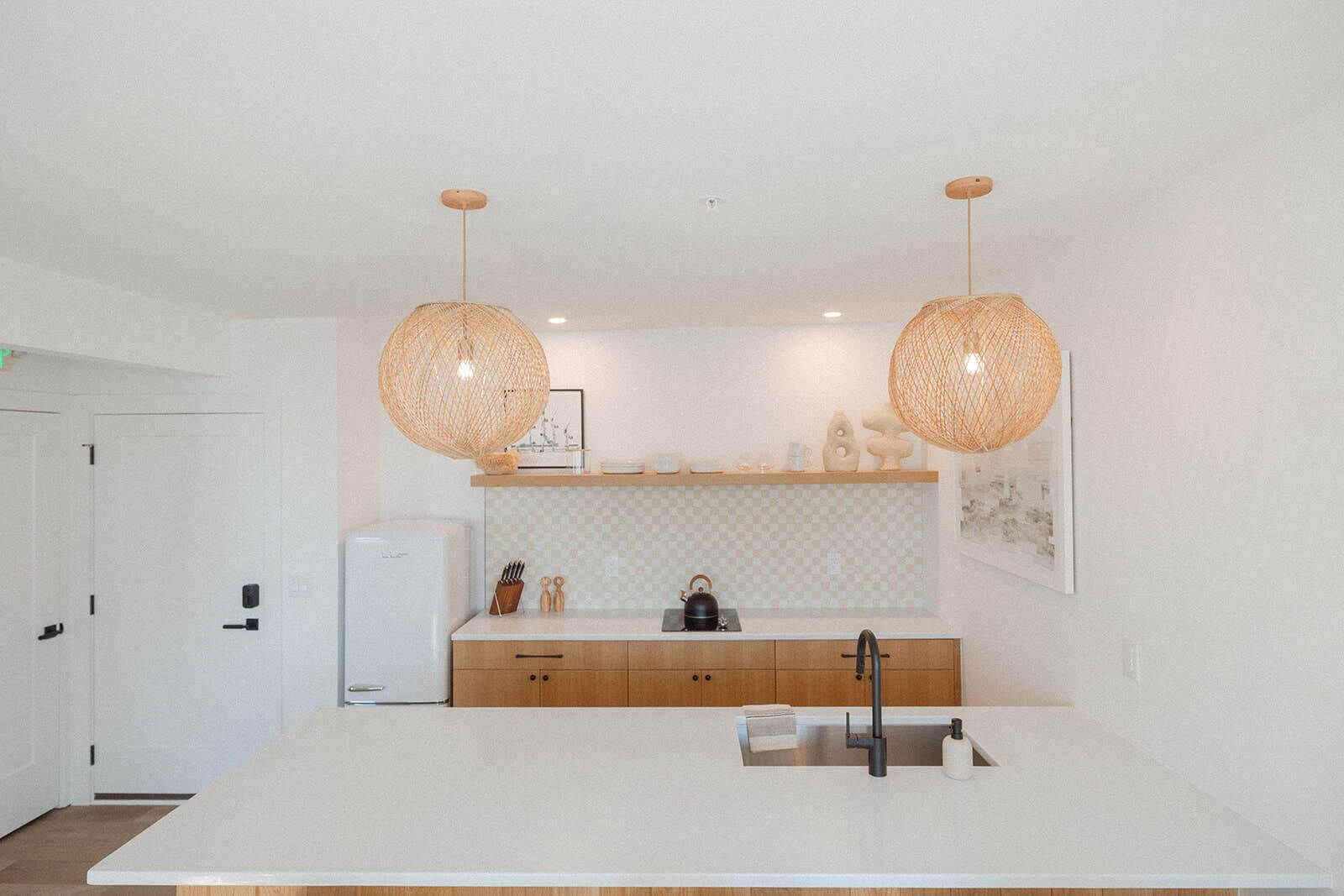 Jääkaappi, mikroaaltouuni, liesi, astianpesukone