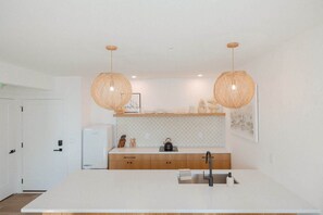 Refrigerador, microondas, placa de cocina, lavavajillas