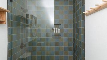 Ducha, secador de pelo, toallas