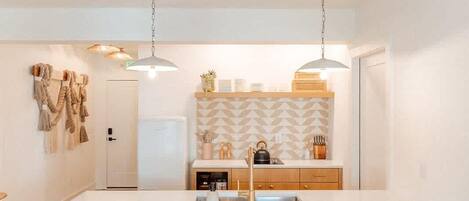 Een koelkast, een microgolfoven, een kookplaat, een vaatwasser