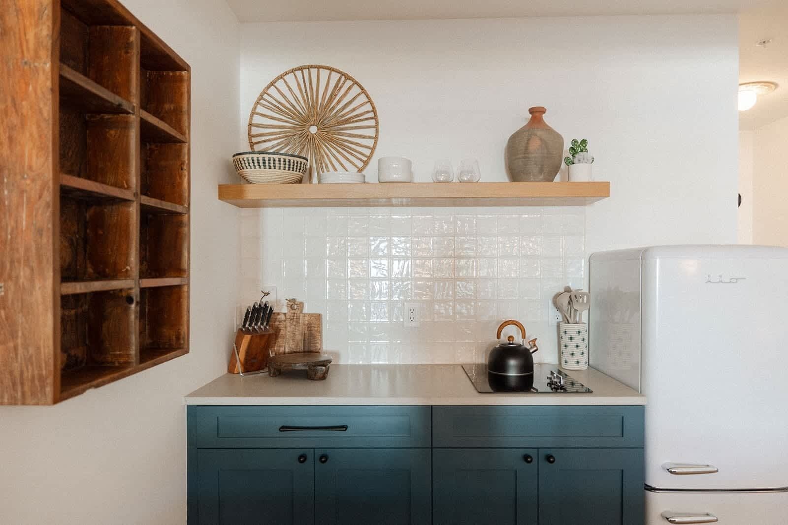 Een koelkast, een magnetron, een kookplaat, een vaatwasser