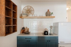 Réfrigérateur, micro-ondes, plaque de cuisson, lave-vaisselle