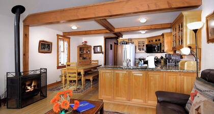 "Wild Iris" Historic Home in downtown CB, Dog Friendly!