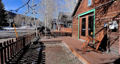 "Wild Iris" Historic Home in downtown CB, Dog Friendly!
