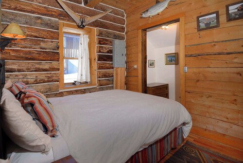 "Wild Iris" Historic Home in downtown CB, Dog Friendly!