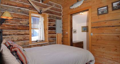 "Wild Iris" Historic Home in downtown CB, Dog Friendly!