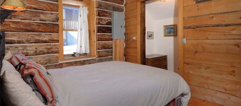 "Wild Iris" Historic Home in downtown CB, Dog Friendly!