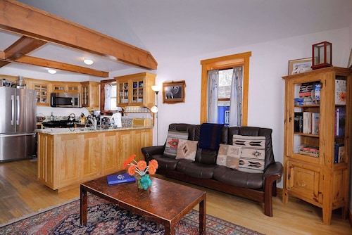 "Wild Iris" Historic Home in downtown CB, Dog Friendly!