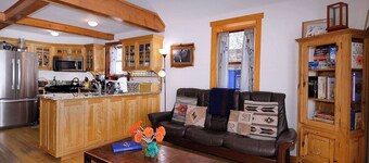 "Wild Iris" Historic Home in downtown CB, Dog Friendly!