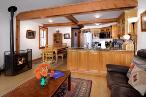 Una televisión, una chimenea, un reproductor estéreo, una oficina