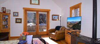 "Wild Iris" Historic Home in downtown CB, Dog Friendly!