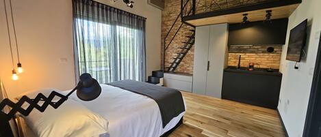 Superior Studio | Desk, laptop workspace, free WiFi