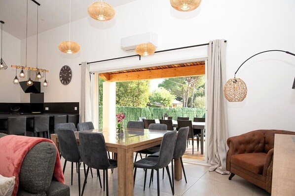 Dining - Le Plan de la Tour - Air-conditioned villa for 6 people with private pool (Le Plan-de-la-Tour)