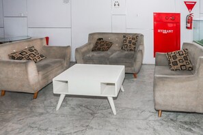 Lobby sitting area - Capital O 93490 Yubi Room Patraland  (Bekasi)