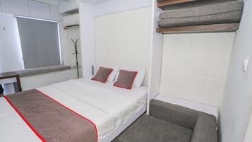 Kamar Double Deluks | Meja kerja, ruang kerja ramah laptop, dan seprai linen