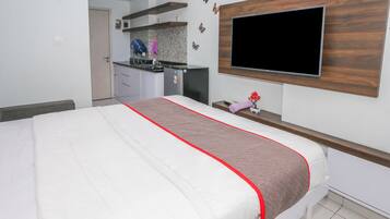 Deluxe Double Room | Desk, laptop workspace, bed sheets