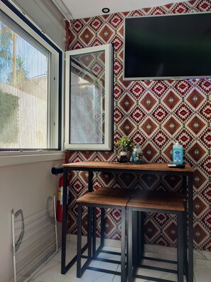 Studio | In-room dining - Modern Cozy VerGian Studio in the Beach (Loutraki-Agioi Theodoroi)