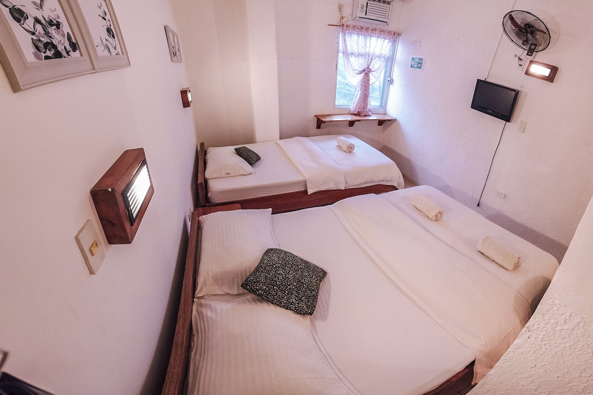 Deluxe Double Room | Iron/ironing board (on request), WiFi (free), bed sheets