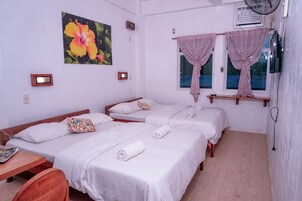 Habitación cuádruple familiar, 2 camas dobles, no fumadores | Tabla de planchar con plancha, wifi gratis, ropa de cama